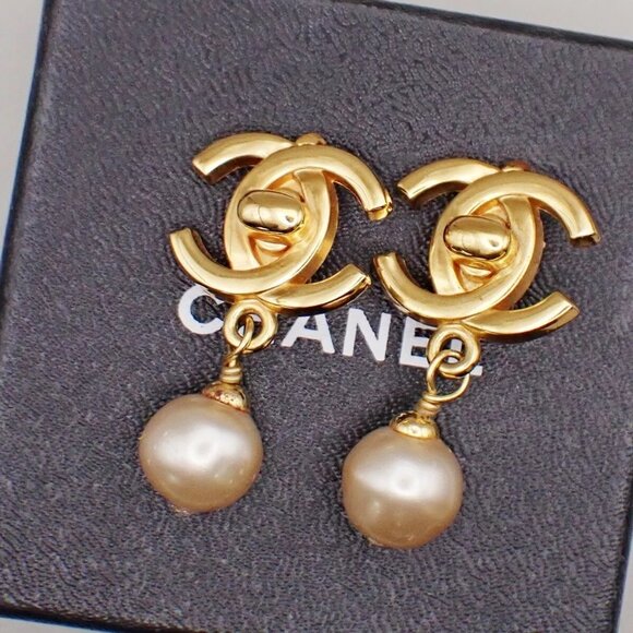 CHANEL CC Logo Imitation Pearl Drop Earrings 96P Clip-On BE GHW Vintage 73RL079 - Picture 1 of 16